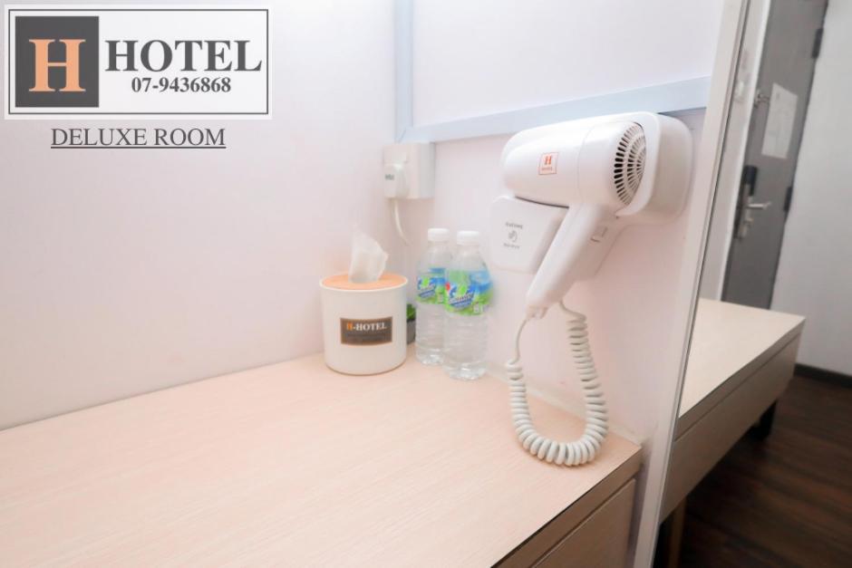 H Hotel Segamat Bagian luar foto
